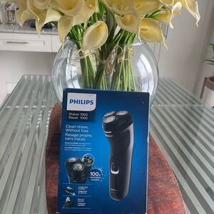 BNWT Philips Shaver 1000 with Blue Packaging